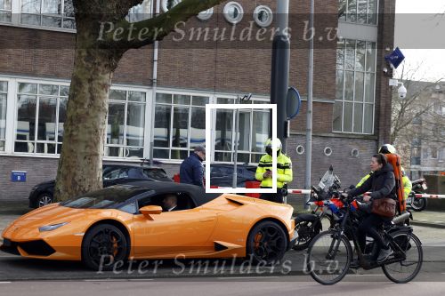 Amsterdam 13 februari 2022
De politie houdt een oranje Lamborghini aan in het centrum van Amsterdam.