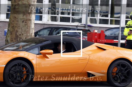 Amsterdam 13 februari 2022
De politie houdt een oranje Lamborghini aan in het centrum van Amsterdam.