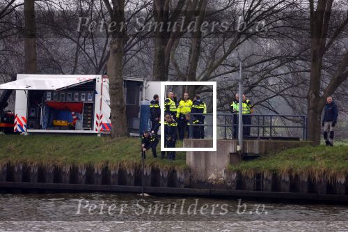 Nigtevecht Abcoude 25 januari 2022
De politie vist een lijk uit het Amsterdam Rijnkanaal