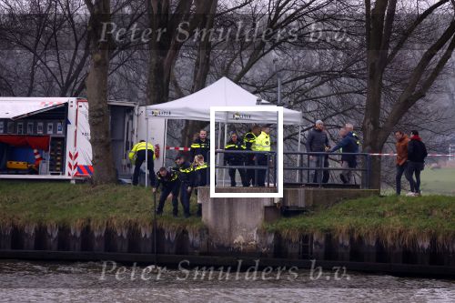 Nigtevecht Abcoude 25 januari 2022
De politie vist een lijk uit het Amsterdam Rijnkanaal