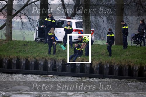 Nigtevecht Abcoude 25 januari 2022
De politie vist een lijk uit het Amsterdam Rijnkanaal