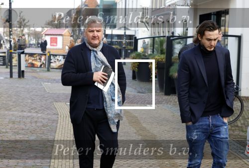 Schagen 11 januari 2022
Begrafenis / dienst van Janny Joling de moeder van Gerard Joling in het centrum van Schagen. Rene Froger en zijn zoon Maxim
