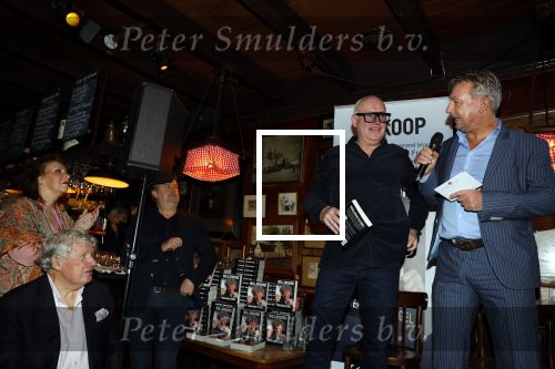 Laren 7 februari 2022
Boekpresentatie van Willibrord Frequin in het bonte paard. Rene v d Gijp reikte het eerste exemplaar uit . Fons de Poel is de schrijver.