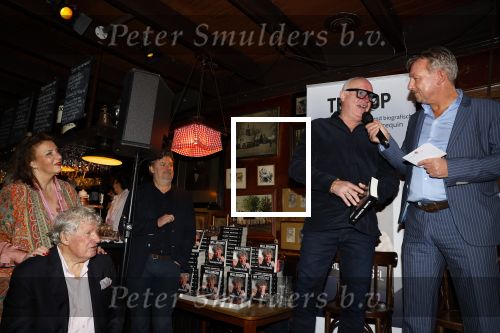 Laren 7 februari 2022
Boekpresentatie van Willibrord Frequin in het bonte paard. Rene v d Gijp reikte het eerste exemplaar uit . Fons de Poel is de schrijver.