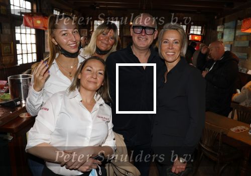 Laren 7 februari 2022
Boekpresentatie van Willibrord Frequin in het bonte paard. Rene v d Gijp reikte het eerste exemplaar uit . Fons de Poel is de schrijver. Rene v d Gijp met mederwerkers het bonte paard