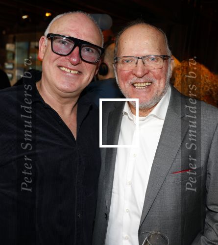 Laren 7 februari 2022
Boekpresentatie van Willibrord Frequin in het bonte paard. Rene v d Gijp reikte het eerste exemplaar uit . Fons de Poel is de schrijver. Rene en Willy v d Kerkhof