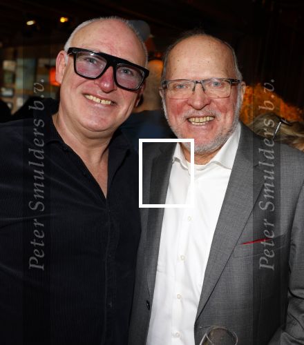 Laren 7 februari 2022
Boekpresentatie van Willibrord Frequin in het bonte paard. Rene v d Gijp reikte het eerste exemplaar uit . Fons de Poel is de schrijver. Rene en Willy v d Kerkhof