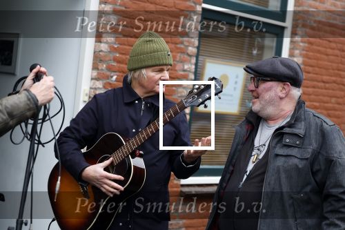 Den Haag 4 februari 2022
Rob en Ferdi Bolland worden geeerd met een plakaat op de muur van een huis met een tekst van 1 van hun liedjes daarop. Het hangt in de straat waar Rob Bolland woont.