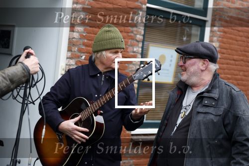 Den Haag 4 februari 2022
Rob en Ferdi Bolland worden geeerd met een plakaat op de muur van een huis met een tekst van 1 van hun liedjes daarop. Het hangt in de straat waar Rob Bolland woont.