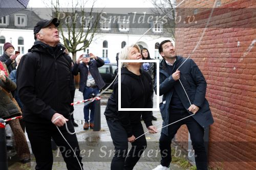 Den Haag 4 februari 2022
Rob en Ferdi Bolland worden geeerd met een plakaat op de muur van een huis met een tekst van 1 van hun liedjes daarop. Het hangt in de straat waar Rob Bolland woont.