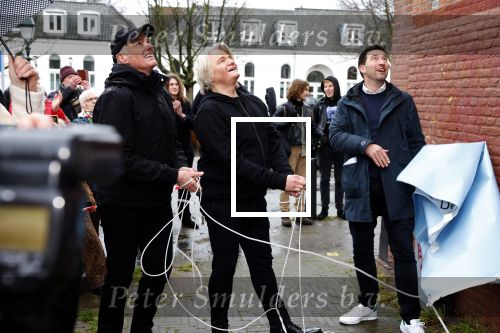 Den Haag 4 februari 2022
Rob en Ferdi Bolland worden geeerd met een plakaat op de muur van een huis met een tekst van 1 van hun liedjes daarop. Het hangt in de straat waar Rob Bolland woont.