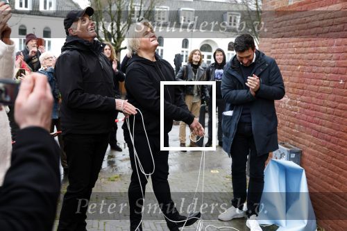 Den Haag 4 februari 2022
Rob en Ferdi Bolland worden geeerd met een plakaat op de muur van een huis met een tekst van 1 van hun liedjes daarop. Het hangt in de straat waar Rob Bolland woont.