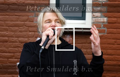 Den Haag 4 februari 2022
Rob en Ferdi Bolland worden geeerd met een plakaat op de muur van een huis met een tekst van 1 van hun liedjes daarop. Het hangt in de straat waar Rob Bolland woont.