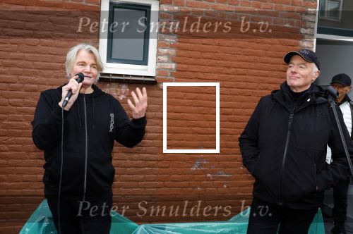 Den Haag 4 februari 2022
Rob en Ferdi Bolland worden geeerd met een plakaat op de muur van een huis met een tekst van 1 van hun liedjes daarop. Het hangt in de straat waar Rob Bolland woont.
