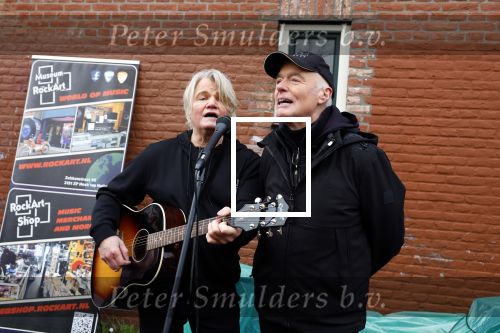 Den Haag 4 februari 2022
Rob en Ferdi Bolland worden geeerd met een plakaat op de muur van een huis met een tekst van 1 van hun liedjes daarop. Het hangt in de straat waar Rob Bolland woont.