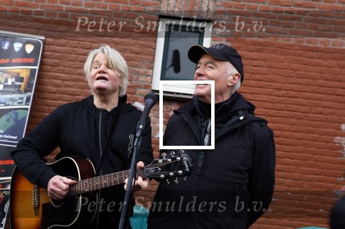Den Haag 4 februari 2022
Rob en Ferdi Bolland worden geeerd met een plakaat op de muur van een huis met een tekst van 1 van hun liedjes daarop. Het hangt in de straat waar Rob Bolland woont.