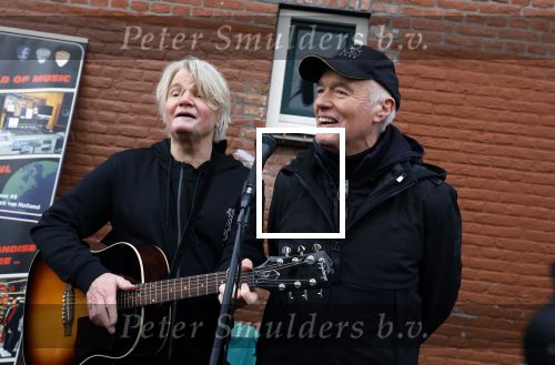 Den Haag 4 februari 2022
Rob en Ferdi Bolland worden geeerd met een plakaat op de muur van een huis met een tekst van 1 van hun liedjes daarop. Het hangt in de straat waar Rob Bolland woont.