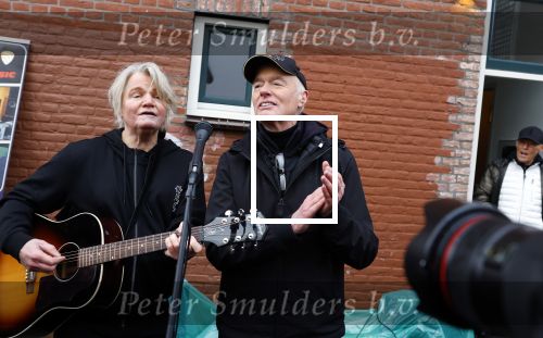 Den Haag 4 februari 2022
Rob en Ferdi Bolland worden geeerd met een plakaat op de muur van een huis met een tekst van 1 van hun liedjes daarop. Het hangt in de straat waar Rob Bolland woont.