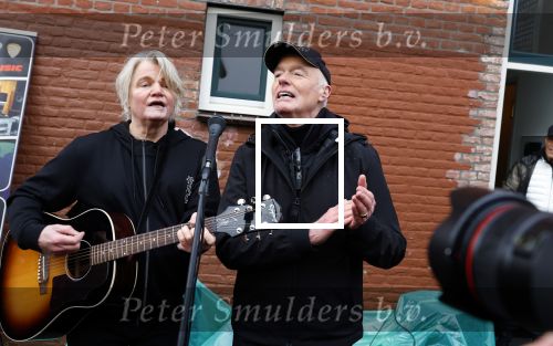 Den Haag 4 februari 2022
Rob en Ferdi Bolland worden geeerd met een plakaat op de muur van een huis met een tekst van 1 van hun liedjes daarop. Het hangt in de straat waar Rob Bolland woont.