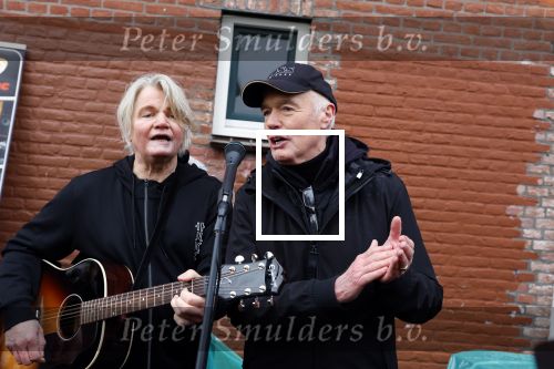 Den Haag 4 februari 2022
Rob en Ferdi Bolland worden geeerd met een plakaat op de muur van een huis met een tekst van 1 van hun liedjes daarop. Het hangt in de straat waar Rob Bolland woont.