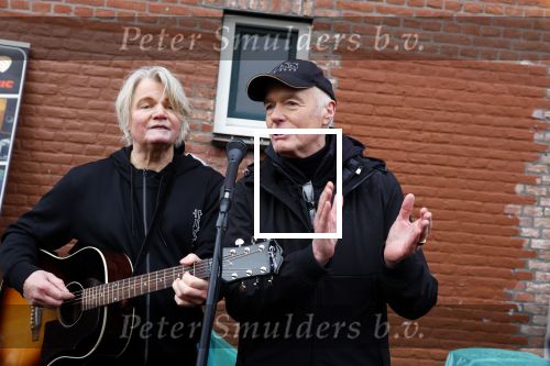 Den Haag 4 februari 2022
Rob en Ferdi Bolland worden geeerd met een plakaat op de muur van een huis met een tekst van 1 van hun liedjes daarop. Het hangt in de straat waar Rob Bolland woont.