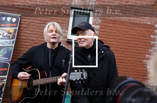 Den Haag 4 februari 2022
Rob en Ferdi Bolland worden geeerd met een plakaat op de muur van een huis met een tekst van 1 van hun liedjes daarop. Het hangt in de straat waar Rob Bolland woont.
