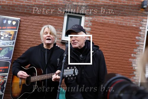 Den Haag 4 februari 2022
Rob en Ferdi Bolland worden geeerd met een plakaat op de muur van een huis met een tekst van 1 van hun liedjes daarop. Het hangt in de straat waar Rob Bolland woont.