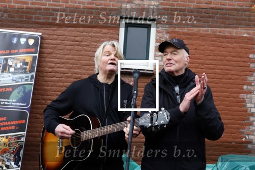 Den Haag 4 februari 2022
Rob en Ferdi Bolland worden geeerd met een plakaat op de muur van een huis met een tekst van 1 van hun liedjes daarop. Het hangt in de straat waar Rob Bolland woont.