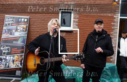 Den Haag 4 februari 2022
Rob en Ferdi Bolland worden geeerd met een plakaat op de muur van een huis met een tekst van 1 van hun liedjes daarop. Het hangt in de straat waar Rob Bolland woont.