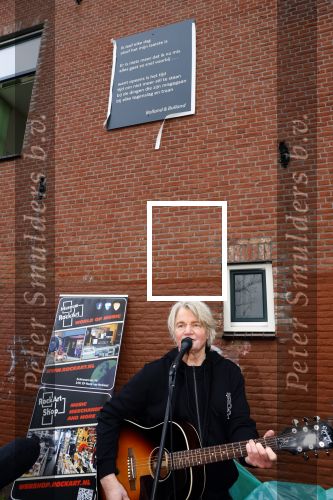 Den Haag 4 februari 2022
Rob en Ferdi Bolland worden geeerd met een plakaat op de muur van een huis met een tekst van 1 van hun liedjes daarop. Het hangt in de straat waar Rob Bolland woont.