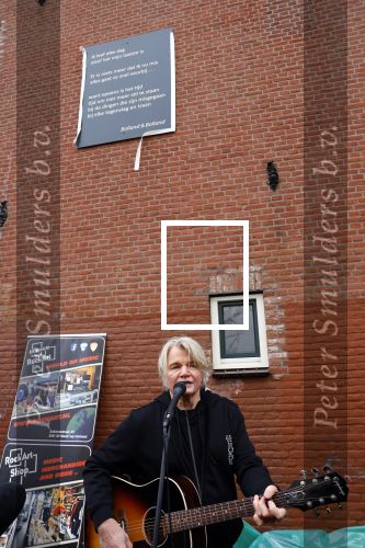 Den Haag 4 februari 2022
Rob en Ferdi Bolland worden geeerd met een plakaat op de muur van een huis met een tekst van 1 van hun liedjes daarop. Het hangt in de straat waar Rob Bolland woont.