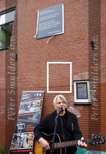 Den Haag 4 februari 2022
Rob en Ferdi Bolland worden geeerd met een plakaat op de muur van een huis met een tekst van 1 van hun liedjes daarop. Het hangt in de straat waar Rob Bolland woont.