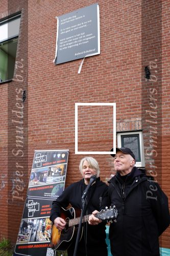 Den Haag 4 februari 2022
Rob en Ferdi Bolland worden geeerd met een plakaat op de muur van een huis met een tekst van 1 van hun liedjes daarop. Het hangt in de straat waar Rob Bolland woont.
