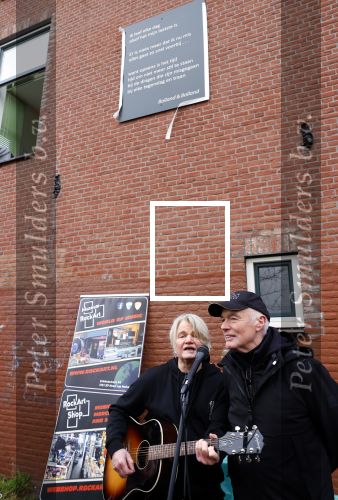 Den Haag 4 februari 2022
Rob en Ferdi Bolland worden geeerd met een plakaat op de muur van een huis met een tekst van 1 van hun liedjes daarop. Het hangt in de straat waar Rob Bolland woont.