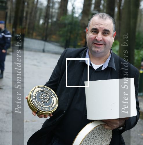 Lage Vuursche 31 januari 2022
Johan Vlemmix (Bloemen ) en Salar Azimi ( Kaviaar ter waarde van 100.000euro) brengen kado naar prinses Beatrix op kasteel Drackensteyn vanwege haar 84e verjaardag