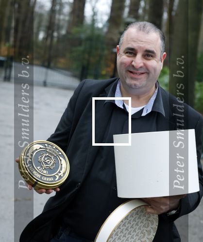 Lage Vuursche 31 januari 2022
Johan Vlemmix (Bloemen ) en Salar Azimi ( Kaviaar ter waarde van 100.000euro) brengen kado naar prinses Beatrix op kasteel Drackensteyn vanwege haar 84e verjaardag