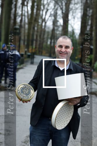 Lage Vuursche 31 januari 2022
Johan Vlemmix (Bloemen ) en Salar Azimi ( Kaviaar ter waarde van 100.000euro) brengen kado naar prinses Beatrix op kasteel Drackensteyn vanwege haar 84e verjaardag