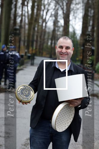 Lage Vuursche 31 januari 2022
Johan Vlemmix (Bloemen ) en Salar Azimi ( Kaviaar ter waarde van 100.000euro) brengen kado naar prinses Beatrix op kasteel Drackensteyn vanwege haar 84e verjaardag