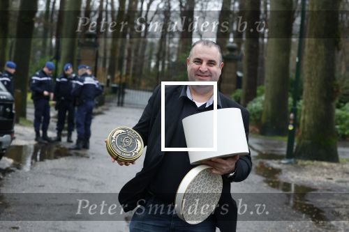 Lage Vuursche 31 januari 2022
Johan Vlemmix (Bloemen ) en Salar Azimi ( Kaviaar ter waarde van 100.000euro) brengen kado naar prinses Beatrix op kasteel Drackensteyn vanwege haar 84e verjaardag