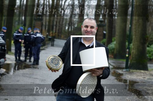 Lage Vuursche 31 januari 2022
Johan Vlemmix (Bloemen ) en Salar Azimi ( Kaviaar ter waarde van 100.000euro) brengen kado naar prinses Beatrix op kasteel Drackensteyn vanwege haar 84e verjaardag
