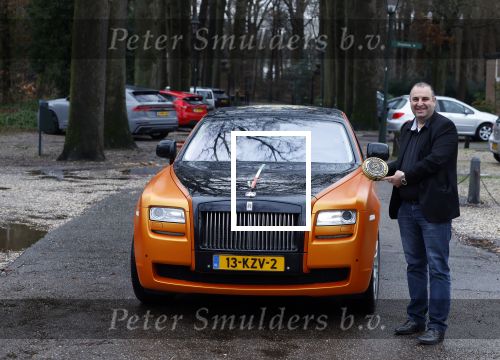 Lage Vuursche 31 januari 2022
Johan Vlemmix (Bloemen ) en Salar Azimi ( Kaviaar ter waarde van 100.000euro) brengen kado naar prinses Beatrix op kasteel Drackensteyn vanwege haar 84e verjaardag. Salar met zijn oranje Rolls Royce