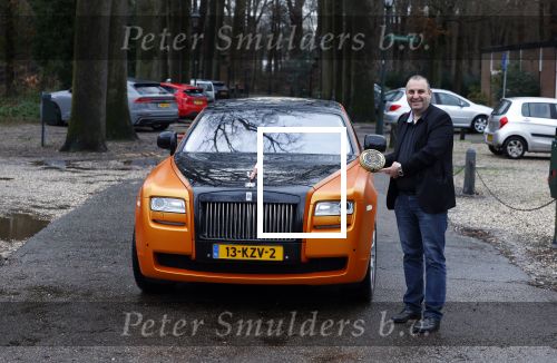 Lage Vuursche 31 januari 2022
Johan Vlemmix (Bloemen ) en Salar Azimi ( Kaviaar ter waarde van 100.000euro) brengen kado naar prinses Beatrix op kasteel Drackensteyn vanwege haar 84e verjaardag. Salar met zijn oranje Rolls Royce