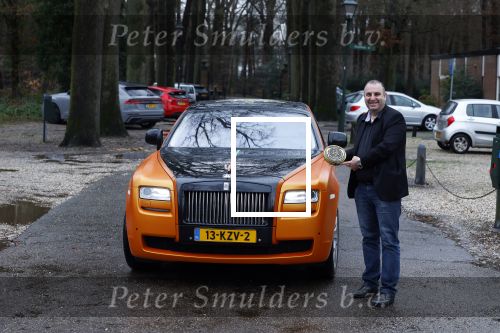 Lage Vuursche 31 januari 2022
Johan Vlemmix (Bloemen ) en Salar Azimi ( Kaviaar ter waarde van 100.000euro) brengen kado naar prinses Beatrix op kasteel Drackensteyn vanwege haar 84e verjaardag. Salar met zijn oranje Rolls Royce
