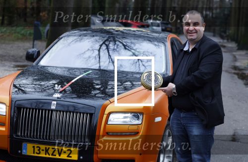 Lage Vuursche 31 januari 2022
Johan Vlemmix (Bloemen ) en Salar Azimi ( Kaviaar ter waarde van 100.000euro) brengen kado naar prinses Beatrix op kasteel Drackensteyn vanwege haar 84e verjaardag. Salar met zijn oranje Rolls Royce
