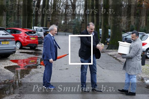 Lage Vuursche 31 januari 2022
Johan Vlemmix (Bloemen ) en Salar Azimi ( Kaviaar ter waarde van 100.000euro) brengen kado naar prinses Beatrix op kasteel Drackensteyn vanwege haar 84e verjaardag