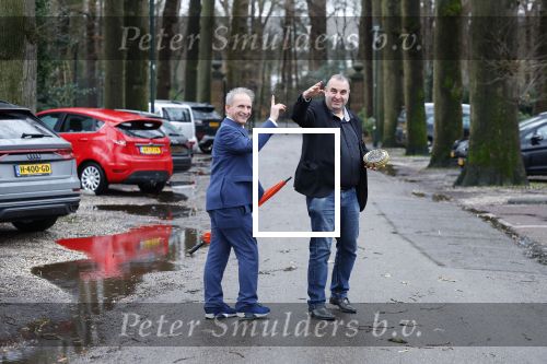 Lage Vuursche 31 januari 2022
Johan Vlemmix (Bloemen ) en Salar Azimi ( Kaviaar ter waarde van 100.000euro) brengen kado naar prinses Beatrix op kasteel Drackensteyn vanwege haar 84e verjaardag