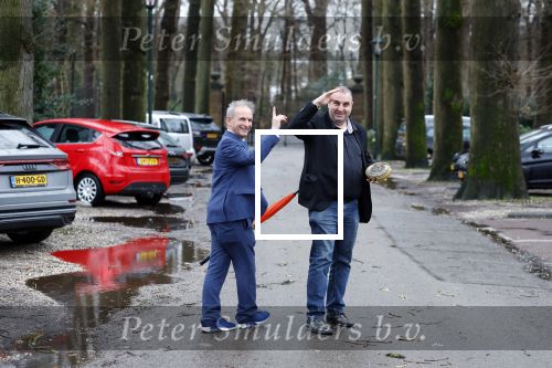 Lage Vuursche 31 januari 2022
Johan Vlemmix (Bloemen ) en Salar Azimi ( Kaviaar ter waarde van 100.000euro) brengen kado naar prinses Beatrix op kasteel Drackensteyn vanwege haar 84e verjaardag