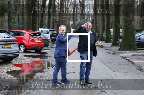 Lage Vuursche 31 januari 2022
Johan Vlemmix (Bloemen ) en Salar Azimi ( Kaviaar ter waarde van 100.000euro) brengen kado naar prinses Beatrix op kasteel Drackensteyn vanwege haar 84e verjaardag