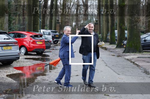 Lage Vuursche 31 januari 2022
Johan Vlemmix (Bloemen ) en Salar Azimi ( Kaviaar ter waarde van 100.000euro) brengen kado naar prinses Beatrix op kasteel Drackensteyn vanwege haar 84e verjaardag