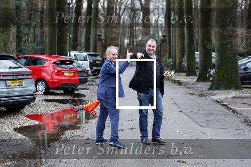 Lage Vuursche 31 januari 2022
Johan Vlemmix (Bloemen ) en Salar Azimi ( Kaviaar ter waarde van 100.000euro) brengen kado naar prinses Beatrix op kasteel Drackensteyn vanwege haar 84e verjaardag